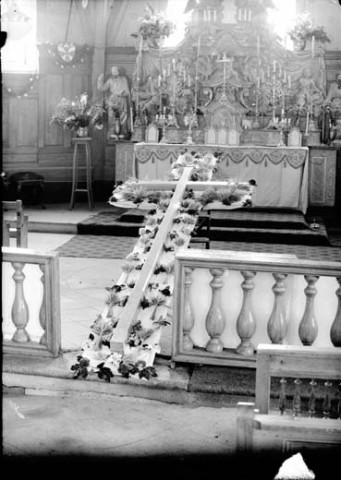 Intérieur de l'église. Croix et autel