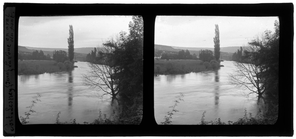 La Loue en crue, en aval du pont de Port-Lesney.