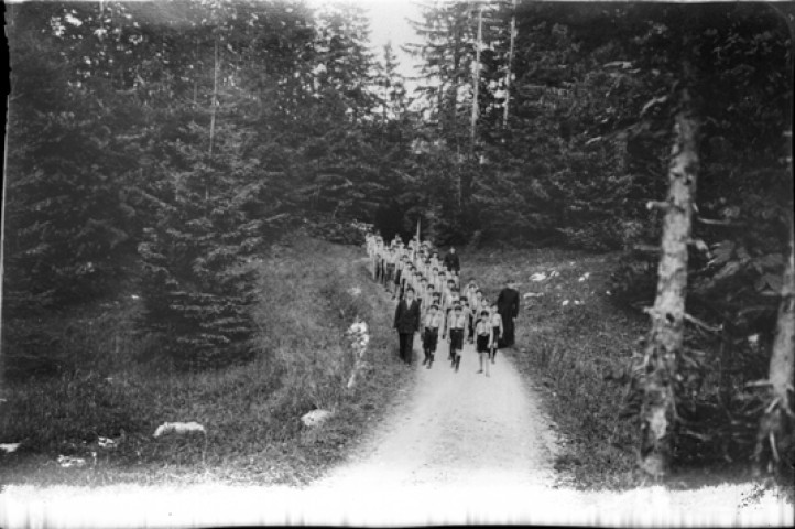 Une colonie, la promenade