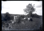 Quatre femmes au bord de l'Angillon.