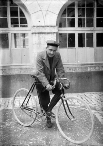 Un homme sur son vélo de course