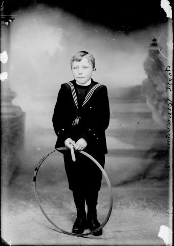 Enfant P. avec un cerceau. Cerniébaud