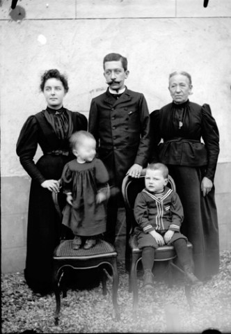 Trois adultes et deux enfants