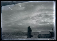 Ruines d'une tour du château sous la neige, à côté de la ferme du Parc à Vers-en-Montagne.