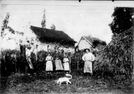 Reproduction. Famille dans son potager