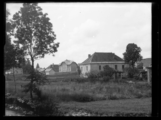 Mairie et maisons de Vers-en-Montagne.