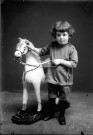 Enfant avec un cheval de bois