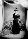 Femme avec son vélo