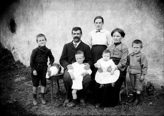 Une famille. Fromager. Charbonny