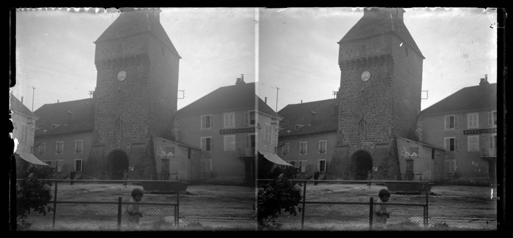 Nozeroy : la tour de l'Horloge vue depuis la place Jean l'Antique.