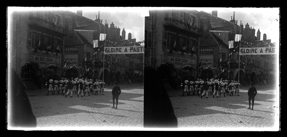 Fêtes de Pasteur et réception du Président de la République, Monsieur Millerand, à Lons-le-Saunier : gymnastes se rendant au cortège.