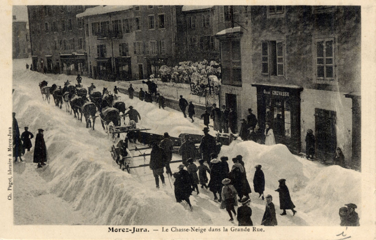 Morez (Jura). Le Chasse-neige dans la Grande Rue.