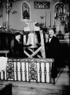 Couple Colin touchant une cloche. intérieur de l'église de Pont d'Héry