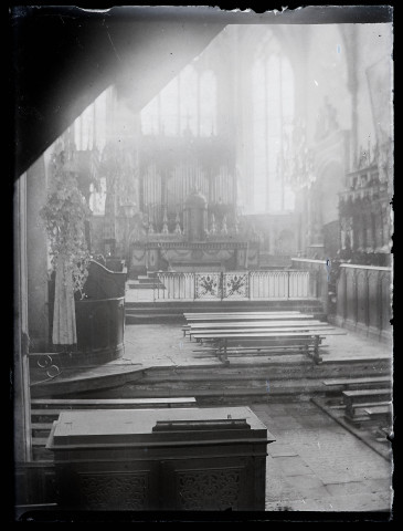 Orgue dans le ce chœur d'une église.