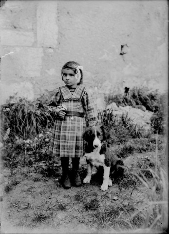 Un enfant avec un chien