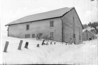 Une maison sous la neige