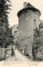 Saint-Amour (Jura). La tour Guillaume, l'un des derniers vestiges des fortifications. Cette tour était l'habitation au XIIIème siècle de Guillaume de Saint-Amour, homme de lettres, fondateur de l'hôpital de la ville. Paris, B.F.