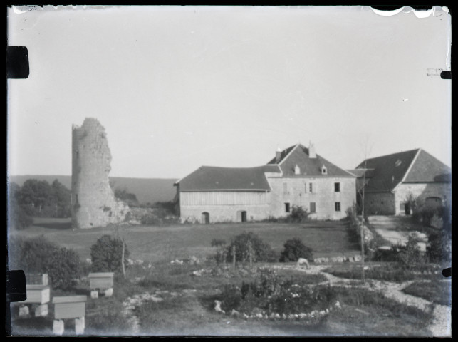 Ruines du château et ferme du Parc à Vers-en-Montagne. Au premier plan : le jardin et les ruches de la maison Coutemoine.