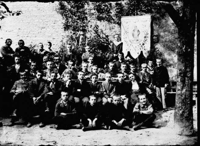 Groupe d'enfants avec une bannière représentant la Vierge
