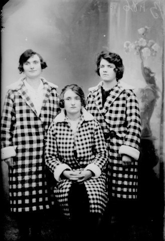Trois jeunes filles B. Boujeailles