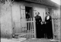 Femmes devant une maison