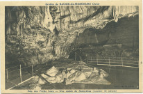 Grottes de Baume-les-Messieurs (Jura). Salle des Petits Lacs - Une coulée de stalactites (hauteur 80m.).
