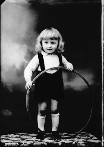 Enfant Louis Jacques avec un cerceau. Doye