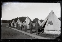 Soldats canadiens à Vers-en-Montagne pour l'exploitation des bois de la Fresse : militaires devant les tentes du camp canadien.