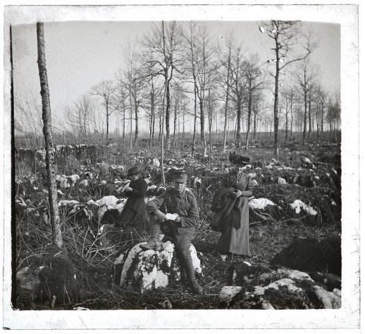 Deux femmes et un militaire dans un paysage karstique.