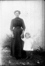 Femme Léon Melet avec un enfant. Mignovillard