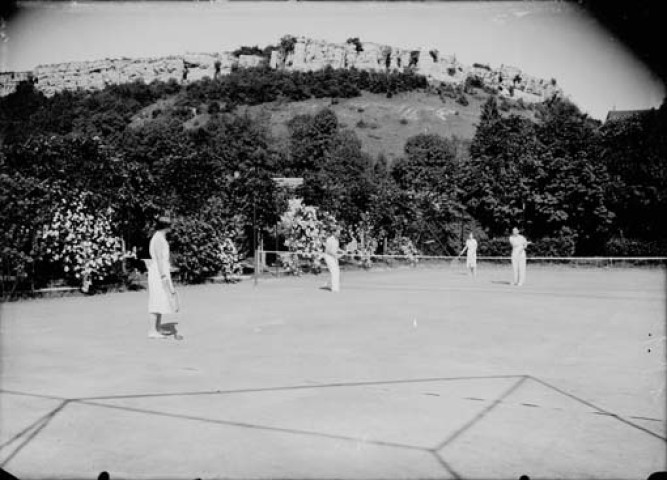 Personnes jouant au tennis