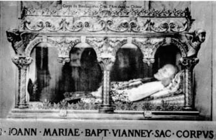 Reproduction d'un document. Corps du bienheureux Curé d'Ars dans sa châsse