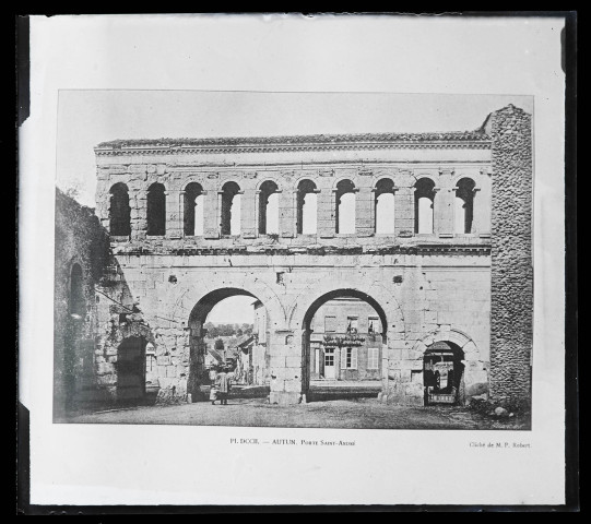 Reproduction d'un cliché de M. P. Robert intitulé "Autun. Porte Saint-André".