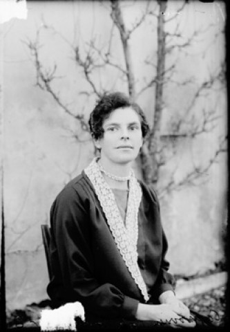 Une femme Courvoisier. Café. Mignovillard