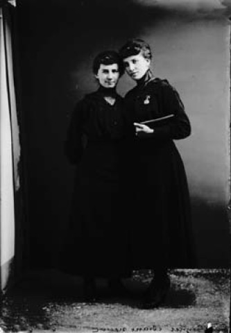 Deux jeunes filles Cuynet. Chaux-Neuve