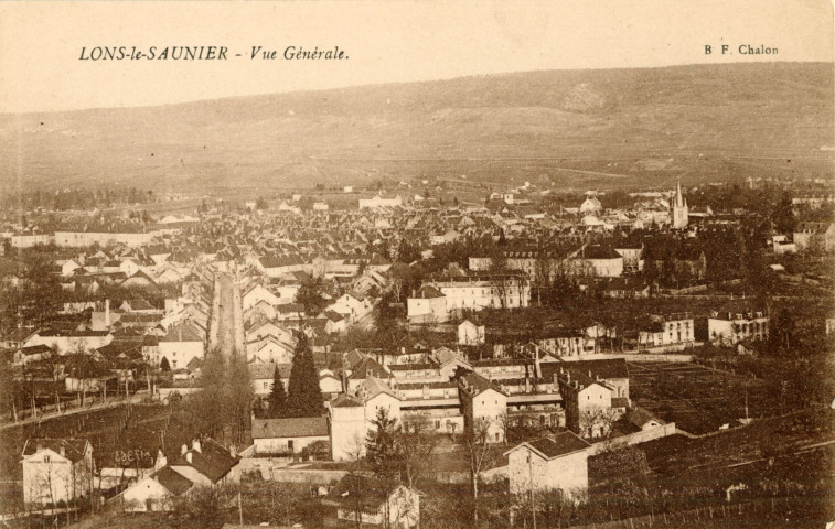 Lons-le-Saunier (Jura). Une vue générale. Chalon-sur-Saône, imprimerie Bourgeois Frères.