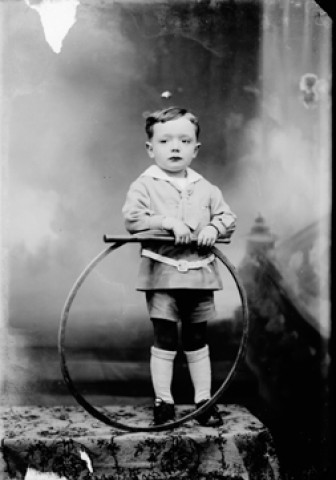 Un enfant Victor Moutenet avec un cerceau. Onglières