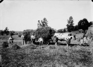 Famille Paul Jacquier faisant les foins. Nozeroy