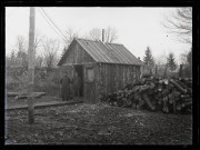Exploitation de la forêt de la Joux par les soldats canadiens : deux militaires à la porte d'un baraquement en bois.