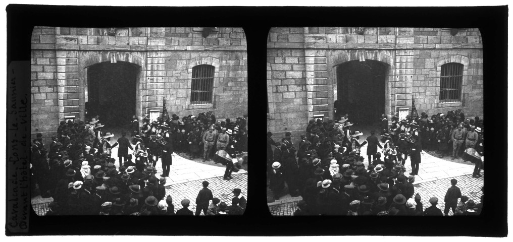 Cavalcade à Lons-le-Saunier sur le thème de la locomotion à travers les âges : foule devant l'hôtel de ville.