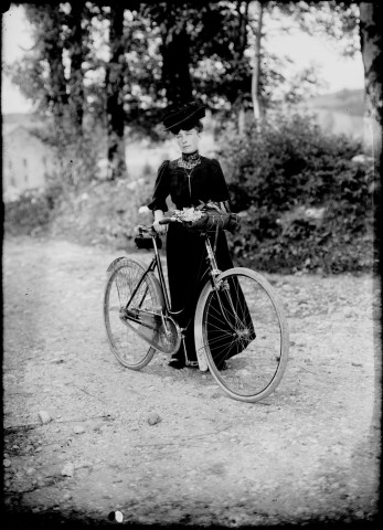 Femme avec son vélo