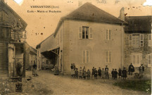 Vernantois (Jura). L'école-Mairie et le presbytère.