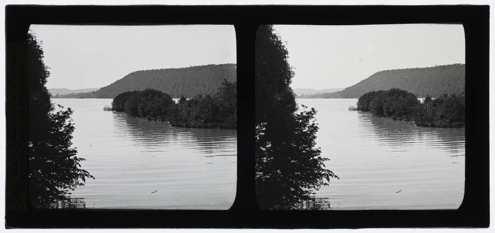 Lac de Chalain du nord au sud, vue prise depuis le château.