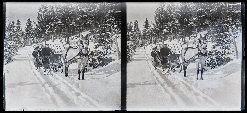 Paysage de neige, un homme et une femme dans un traineau tiré par un cheval.