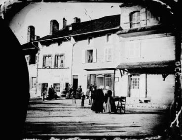 Personnes devant la poste