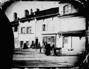 Personnes devant la poste