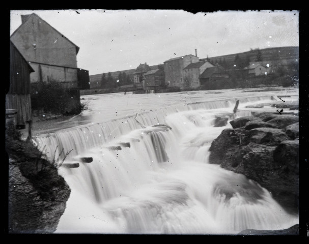 Bâtiments au bord de l'Ain à Pont-de-Poitte.