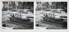 Exploitation de la forêt de la Joux par les soldats canadiens : militaires se reposant sur un pile de planches, entre sciure et débris de bois.