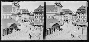 Centre ville de Berne, des passants déambulent au milieu des voies du tramway.