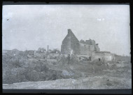 Soldats dans les ruines d'une commune.